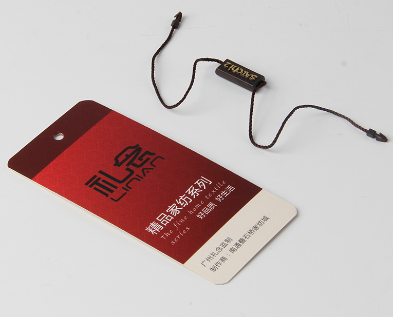 衣服吊牌在定做時出幺蛾子，制造商這樣做不懼怕劃痕