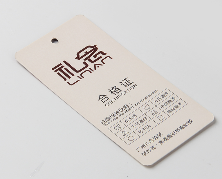 衣服吊牌在定做時出幺蛾子，制造商這樣做不懼怕劃痕