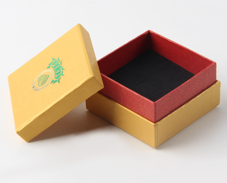 代表化妝品盒子廠家的老師傅，仔細(xì)比對3個小時，只為品質(zhì)