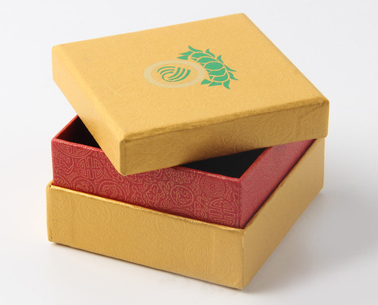 代表化妝品盒子廠家的老師傅，仔細(xì)比對3個小時，只為品質(zhì)