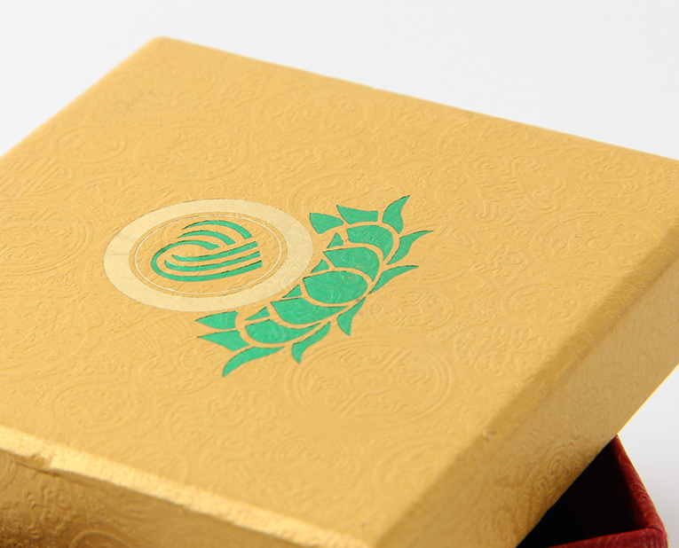 代表化妝品盒子廠家的老師傅，仔細(xì)比對3個小時，只為品質(zhì)